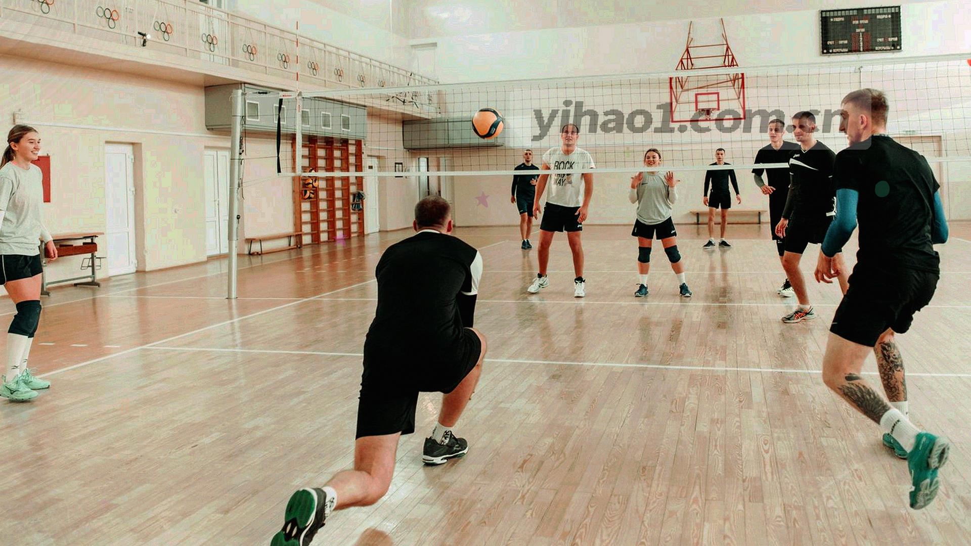 暗色机房内成排屏幕的微弱光线与斜线构图